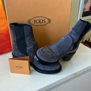 Gray Tod's gray suede ankle boots
